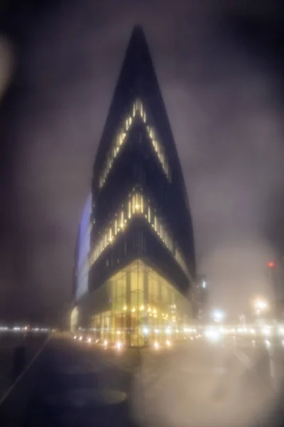 丹麦哥本哈根 现代Allers Media大楼的艺术风格 夜晚雨中的港湾 — 图库照片