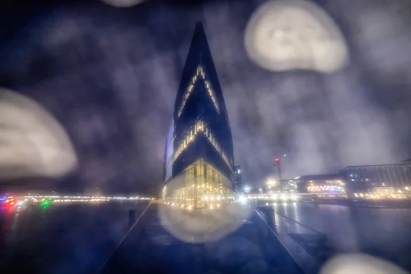 デンマークのコペンハーゲン雨の夜に港にある現代的なAllers Mediaの建物の芸術的な景色 — ストック写真