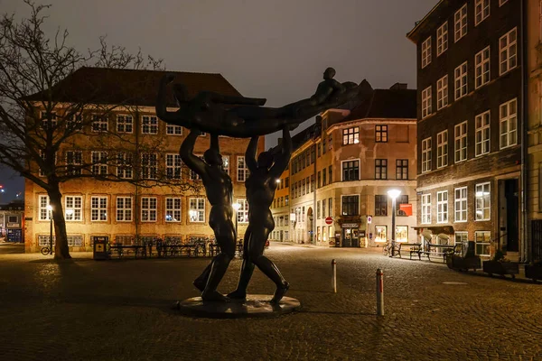 Копенгаген Дания Иконописная Статуя Поколения Поднимающие Поколения Свена Виига Хансена — стоковое фото