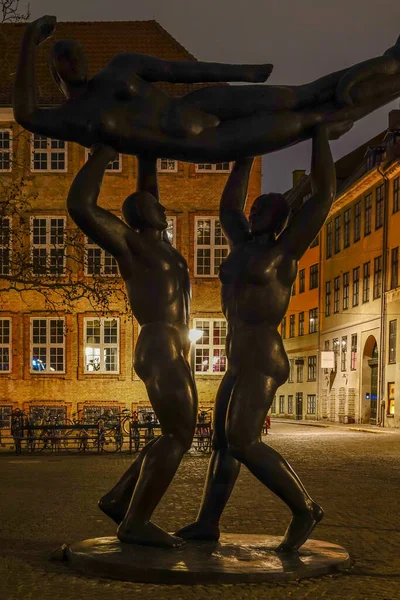 Copenhagen Danimarca Statua Iconica Generazioni Che Sollevano Generazioni Svend Viig — Foto Stock