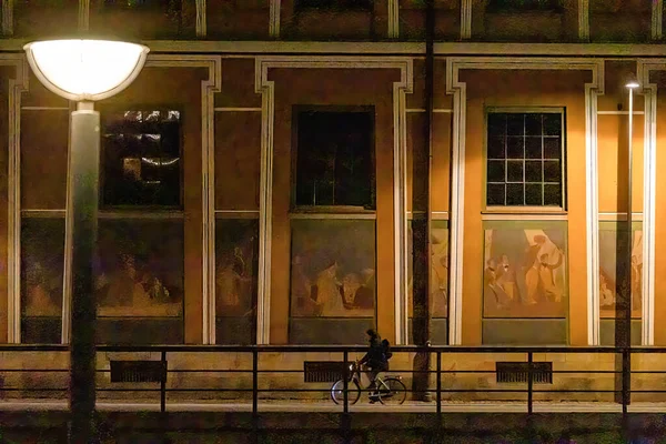 Копенгаген Данія Людина Велосипеді Вночі Вздовж Каналу Біля Музею Торвальдсена — стокове фото