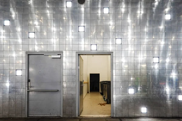 Kopenhag Danimarka Aydınlatılmış Bir Koridorda Bir Çöp Odası — Stok fotoğraf