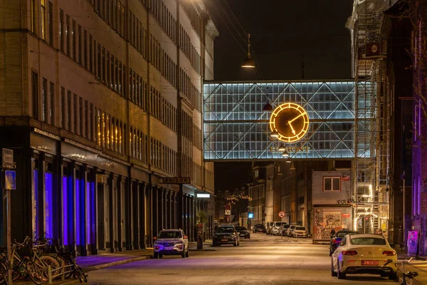 Kopenhagen Denemarken Een Verlichte Doorgang Oriëntatieklok Vognmagergade Nachts Het Egmontgebouw — Stockfoto