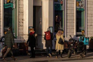 Kopenhag, Danimarkalı yayalar Vesterbrogade 'de yürüyor Vesterbro Distrioct' ta.
