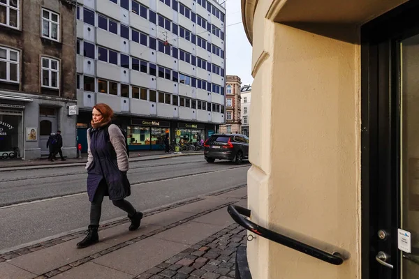 Copenhague Dinamarca Pedestres Caminhando Sobre Vesterbrogade Distrito Vesterbro — Fotografia de Stock