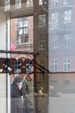 Kopenhag, Danimarkalı yayalar Norrebro semtindeki sokakta bir butik pencereden ve yansımalardan görüldü..