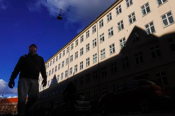 Kopenhaga Dania Człowiek Sylwetce Spaceruje Ulicą Pod Fasadą Oknami Budynku — Zdjęcie stockowe