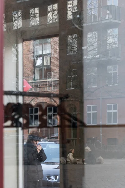 Kopenhag Danimarkalı Yayalar Norrebro Semtindeki Sokakta Bir Butik Pencereden Yansımalardan — Stok fotoğraf