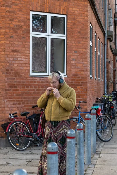 Copenhague Dinamarca Jovem Homem Alternativo Tipo Hipster Rola Cigarro Uma — Fotografia de Stock