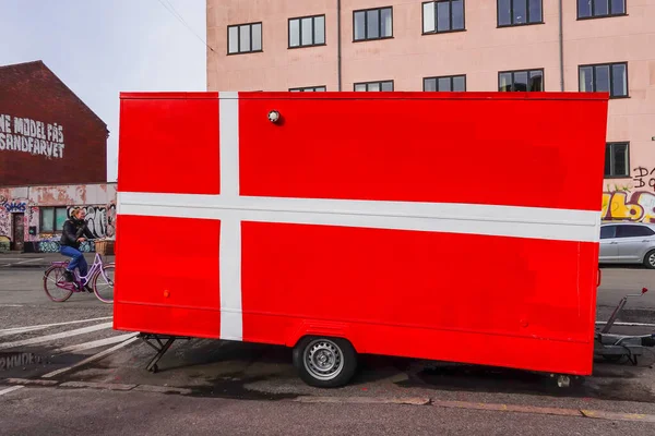 Kopenhagen Denemarken Straat Staat Een Wagen Met Een Deense Vlag — Stockfoto