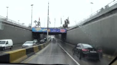 Amman, Jordan Başkentin işlek caddelerinde bir araba sürüyor. 