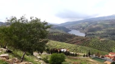 Jerash, Ürdün Zerkavi Nehri ve Kral Talal Barajı manzarası.
