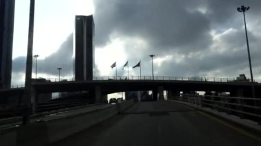 Amman, Jordan Başkentin işlek caddelerinde bir araba sürüyor. 