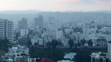 Amman, Jordan Başkentin işlek caddelerinde bir araba sürüyor. 