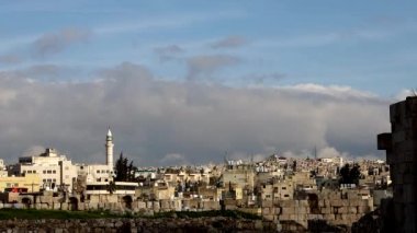 Amman, Jordan Başkentin ufuk çizgisi sabahın erken saatlerinde. 