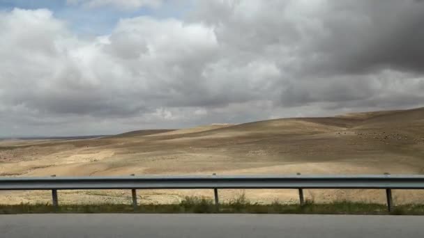 ワディ ムーサヨルダン移動中の車から見た砂漠の風景 — ストック動画