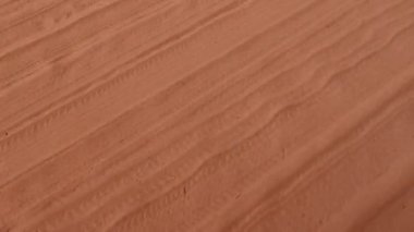 Wadi Rum, Jordan Kum, çölde yuvarlanan bir araçtan izler.. 