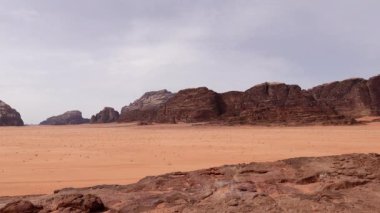 Wadi Rum, Ürdün Güney Ürdün 'ün kırmızı, kayalık ve kumtaşı çölü 