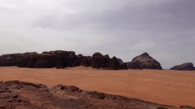 Wadi Rum, Ürdün Güney Ürdün 'ün kırmızı, kayalık ve kumtaşı çölü 