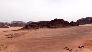 Wadi Rum, Ürdün 4 'e 4 kamyonet çölde ilerliyor. 