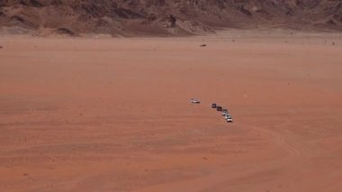 Wadi Rum, Ürdün 4 'e 4 kamyonet çölde ilerliyor. 