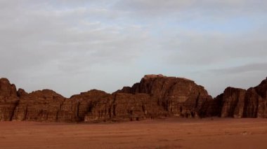 Wadi Rum, Ürdün Güney Ürdün 'ün kırmızı, kayalık ve kumtaşı çölü 
