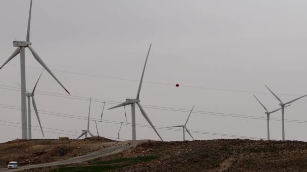 Petra Jordanien Vindkraftverk Bergstopp Kungens Motorväg Jabal Ihsi Qahwash Topp — Stockvideo