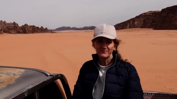 Wadi Rum Jordânia Uma Mulher Monta Uma Caminhonete Pelo Deserto — Vídeo de Stock