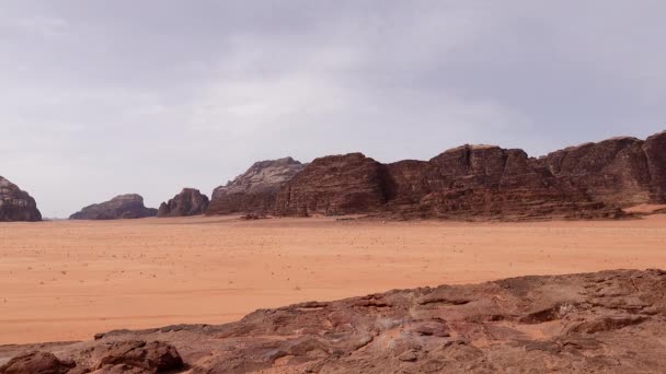 Wadi Rum Jordanië Rode Rotsachtige Zandsteenwoestijn Van Zuidelijk Jordanië — Stockvideo