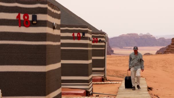 Wadi Rum Jordânia Homem Caminha Com Saco Calçadão Para Entrar — Vídeo de Stock
