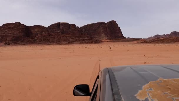 ヨルダンのワディ ラム砂漠に乗る4人のピックアップトラック — ストック動画