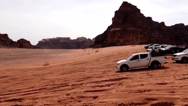 ヨルダンのワディ ラム砂漠に乗る4人のピックアップトラック — ストック動画