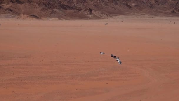 Ваді Рам Джордан Чотири Чотирьох Пікапів Їдуть Пустелі — стокове відео