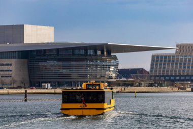 Kopenhag, Danimarka Limanı ve Opera Binası 'nda liman otobüsü.