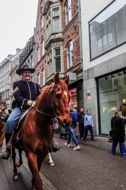 Kopenhag, Danimarka Atları ve Stroget alışveriş caddesindeki Teddy gibi tarihi karakterler yerel üniversiteler tarafından düzenlenen Tarih Günü 'ne katılıyorlar..