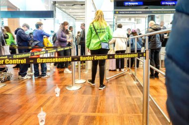 Kopenhag, Danimarka. Kastrup havaalanındaki göçmenlik bürosunun sınır kontrol hattı..