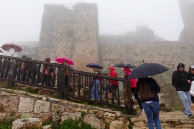 Ajlun, Castle, Ürdün Turistleri kalenin girişindeki yağmura göğüs gerdi.