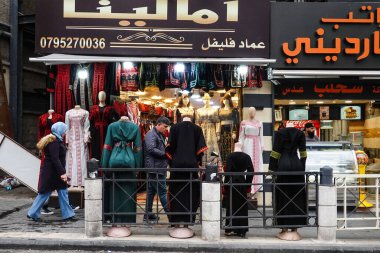 Amman, Ürdün yayaları Amman şehir merkezinde Kral Faysal Meydanı 'nda, yoğun bir yol..