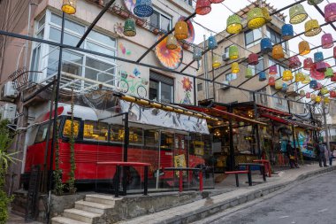 Amman, Jordan. Jabal Amman bölgesinde şehir merkezinde canlı, renkli ve yılanlı bir Rainbow caddesinde son moda bir restoran..