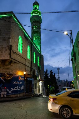 Amman, Jordan Safadi Camii şehir merkezinde canlı, renkli ve serpentine Gökkuşağı Caddesi 'nde ve gece bir taksi.