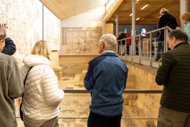 Nebo Dağı, Ürdün Turistleri Musa 'nın Nebo Dağı' ndaki Anıt Kilisesi 'nin içindeki mozaikleri ziyaret ediyor..