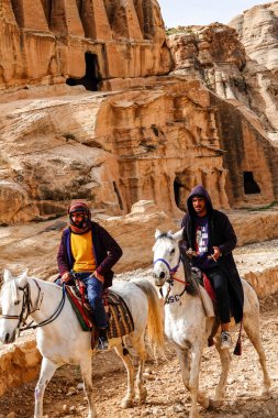 Petra, Jordan Bedevi tur rehberleri parkta at sırtında.