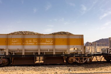 Wadi Rum, Ürdün tren vagonları demiryolu ile Suudi Arabistan 'a ihraç edilmek üzere bir tren istasyonunda yerli mayınlı fosfatlarla dolu..