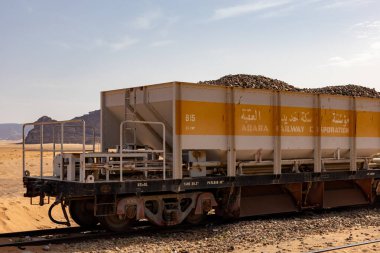 Wadi Rum, Ürdün tren vagonları demiryolu ile Suudi Arabistan 'a ihraç edilmek üzere bir tren istasyonunda yerli mayınlı fosfatlarla dolu..