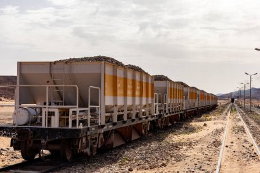 Wadi Rum, Ürdün tren vagonları demiryolu ile Suudi Arabistan 'a ihraç edilmek üzere bir tren istasyonunda yerli mayınlı fosfatlarla dolu..