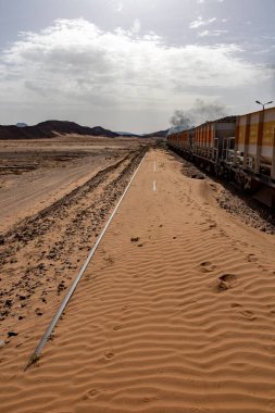 Wadi Rum, Ürdün tren vagonları demiryolu ile Suudi Arabistan 'a ihraç edilmek üzere bir tren istasyonunda yerli mayınlı fosfatlarla dolu..