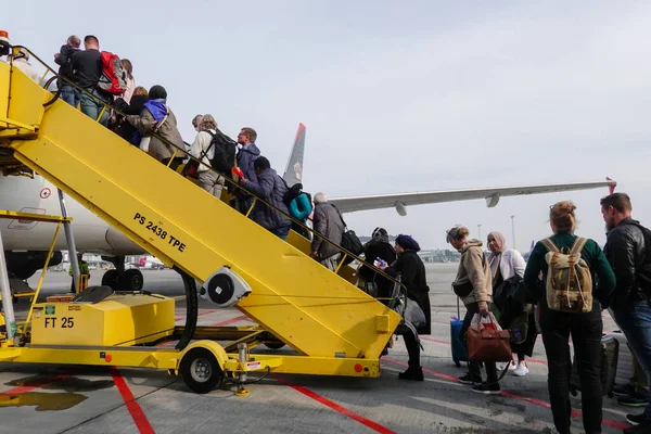 Copenhaga Dinamarca Passageiros Aeroporto Kastrup Embarcar Num Avião Jordânia Real — Fotografia de Stock