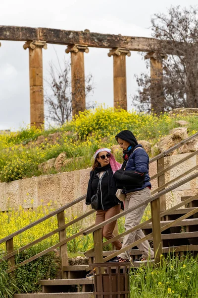 Jerash Jordan Donna Scendendo Gli Stadi Presso Sito Archeologico Greco — Foto Stock