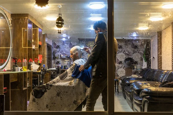 Wadi Musa Jordania Fryzjer Klient Zakładzie Fryzjerskim Mieście — Zdjęcie stockowe