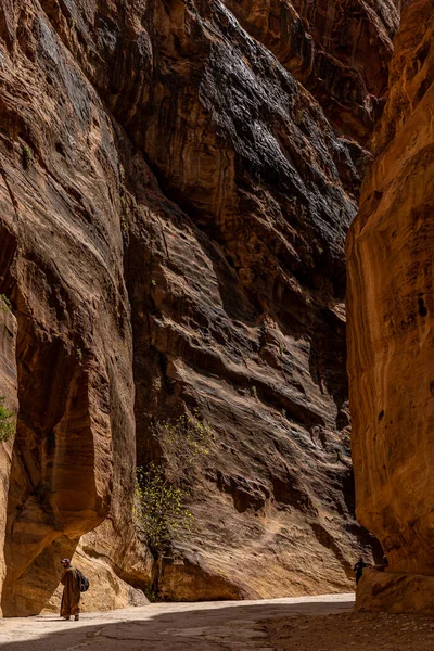 Petra Jordanië Mensen Lopen Belangrijkste Siq Trail — Stockfoto